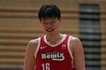 高度优势！杨瀚森内线1抢3拼下前场篮板 随后轻松补篮得手