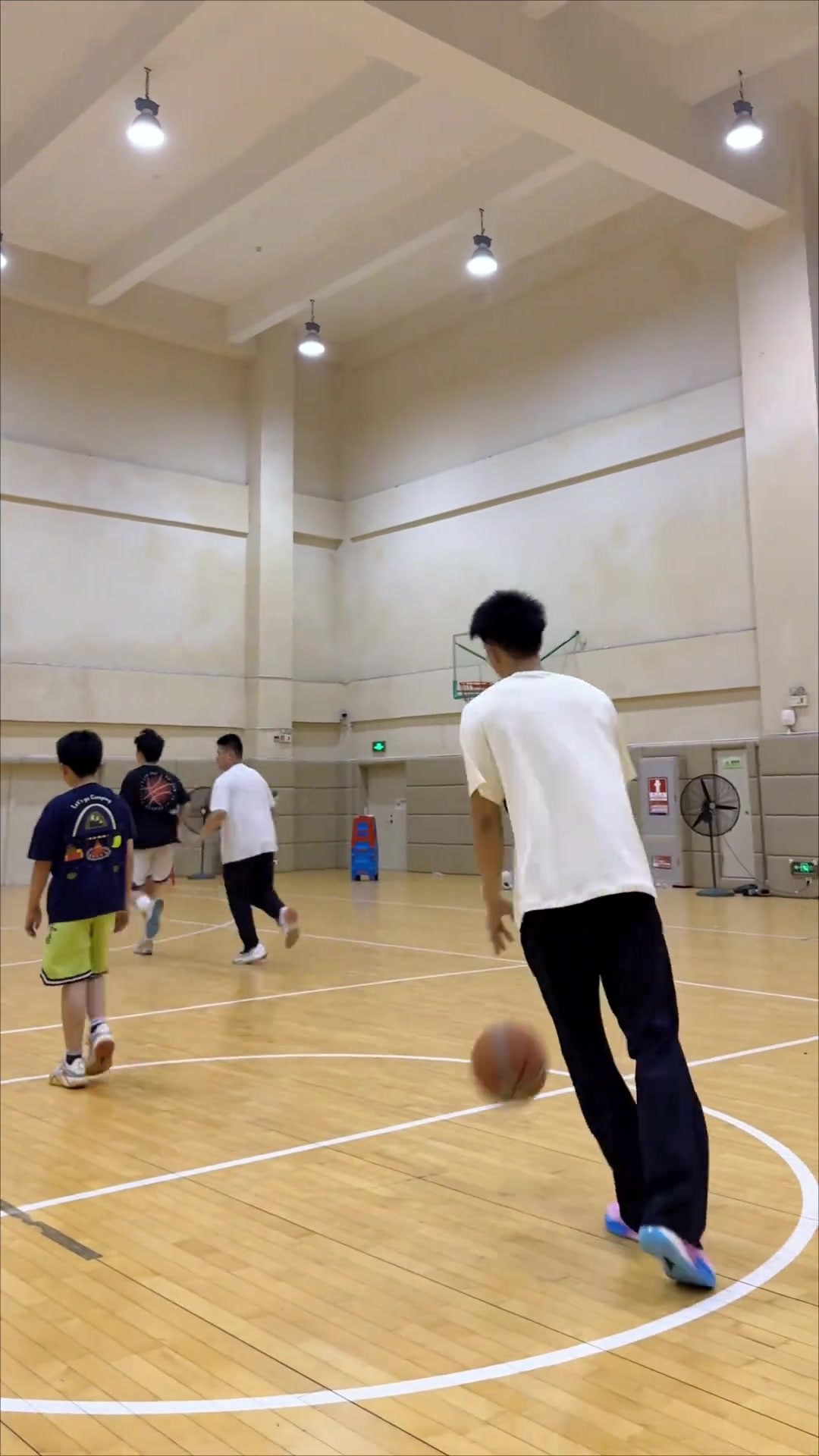 小孩哥：家人们，你们觉得我刚刚没跳一下是不是给他脸了？